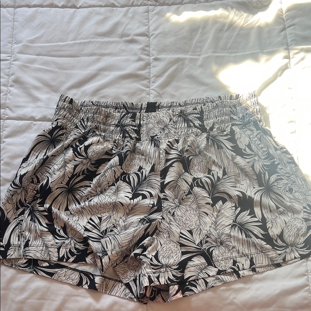 Women's Old Navy Black and White Floral Shorts